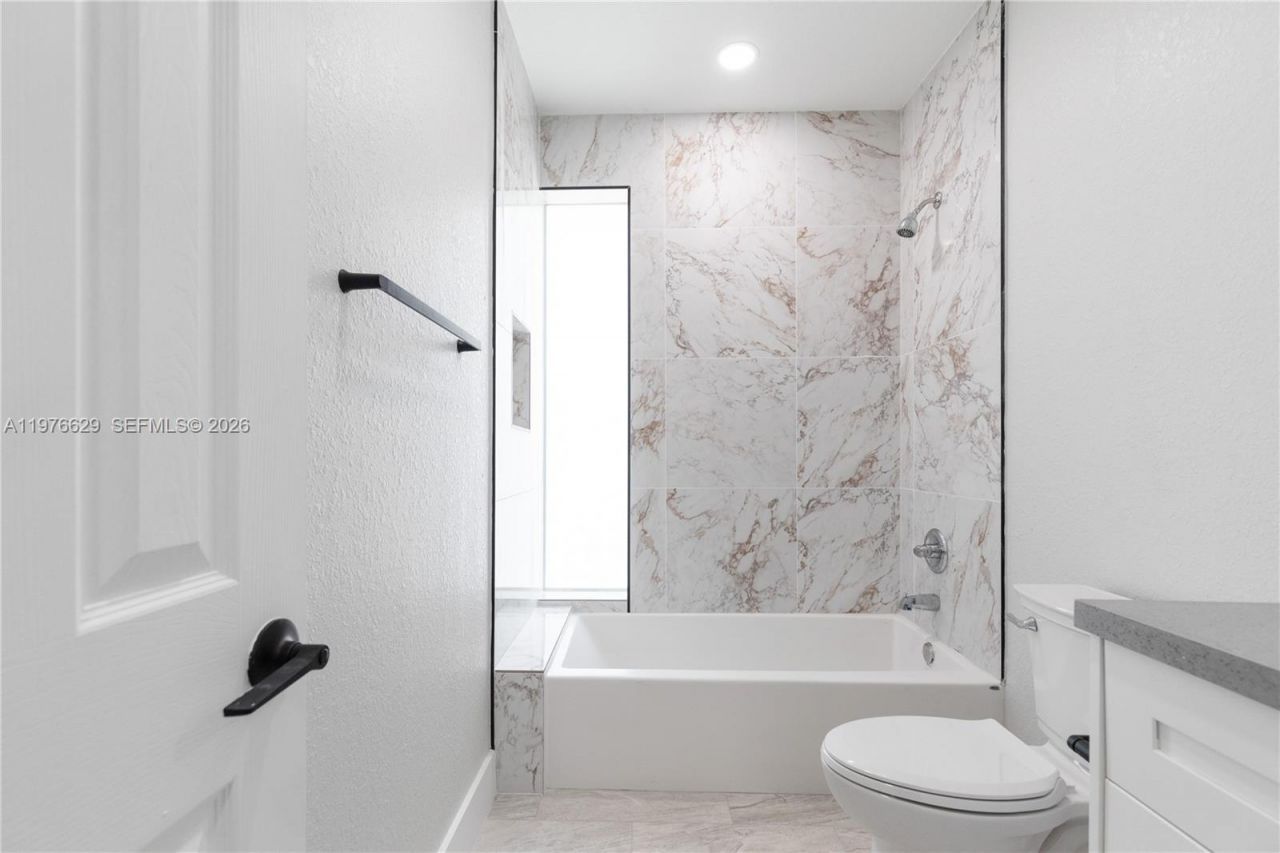 2742 NW 48th St , Unit 2738, Miami, FL 33142 Photo