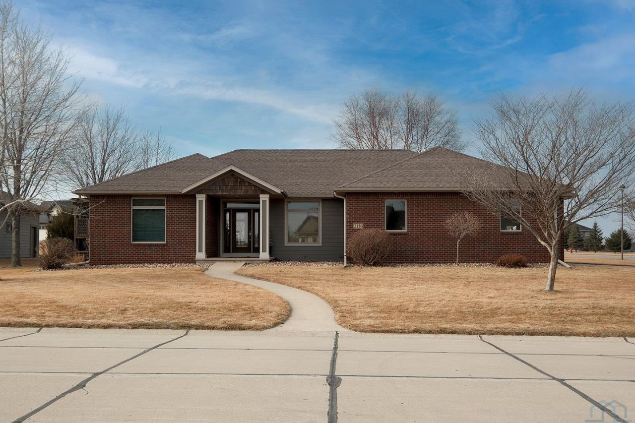 2118 Pinehurst Ct., Sioux Center, IA 51250 Main Photo