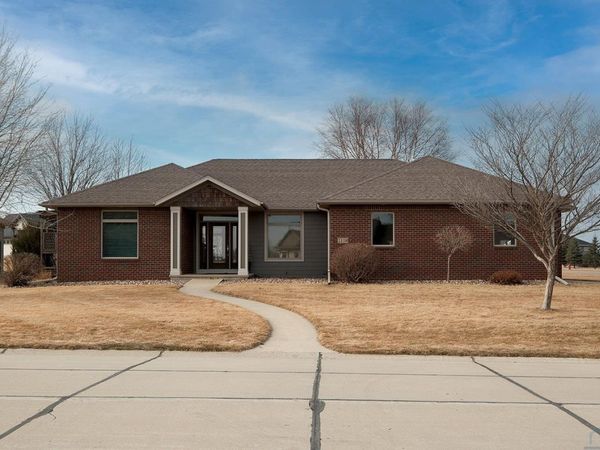2118 Pinehurst Ct., Sioux Center, IA 51250