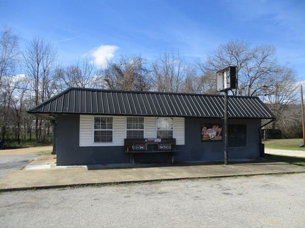 243 N Main St , Lobelville, TN 37097