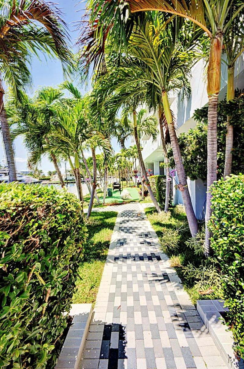 137 Golden Isles Dr , Unit 305, Hallandale Beach, FL 33009 Photo