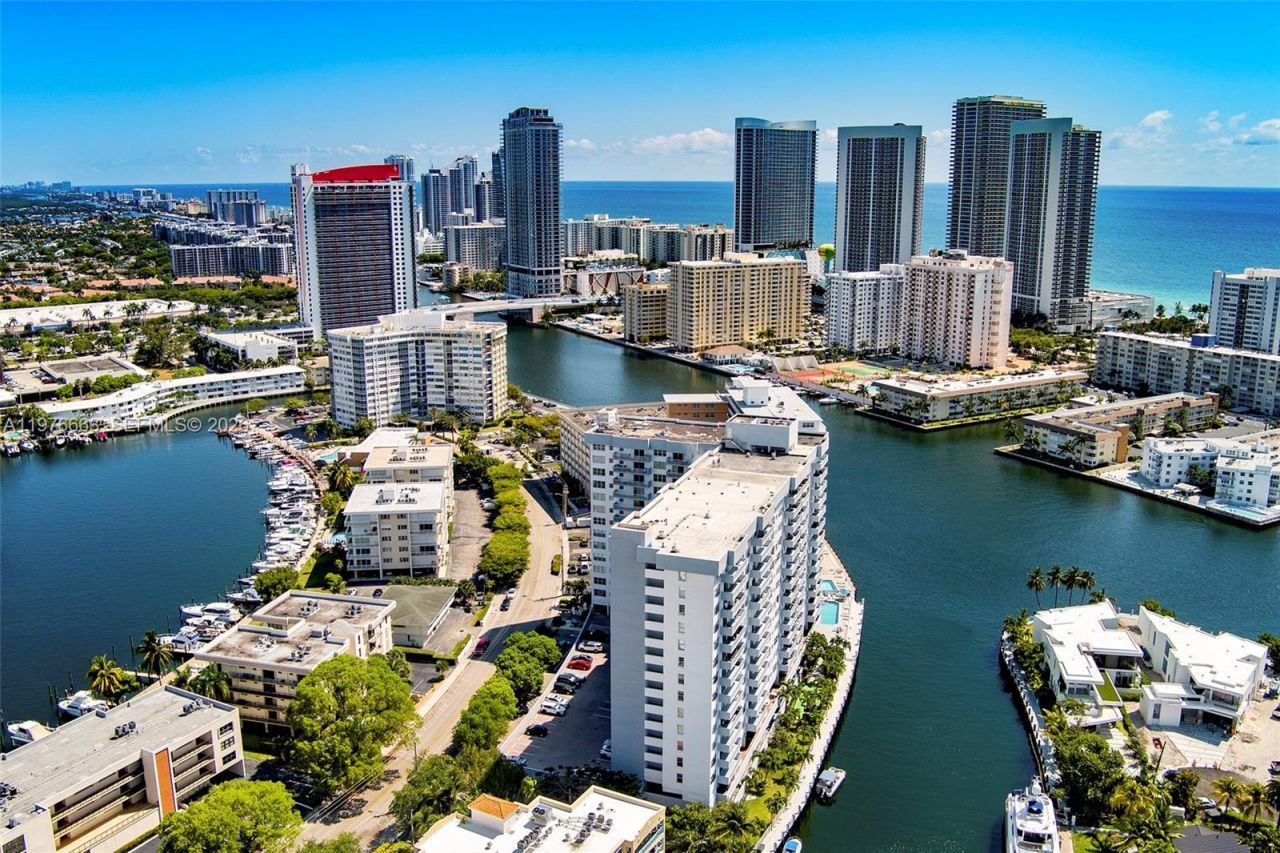 137 Golden Isles Dr , Unit 305, Hallandale Beach, FL 33009 Photo