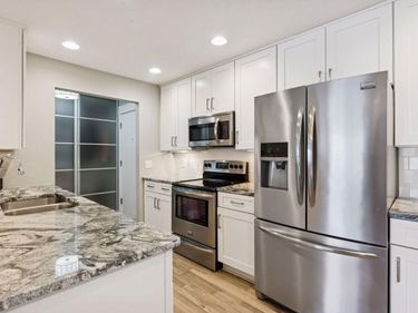 205 Barry Avenue S, Unit 221, Wayzata, MN 55391