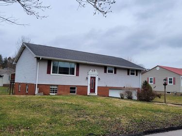 111 Pinewood Avenue, Bridgeport, WV 26330