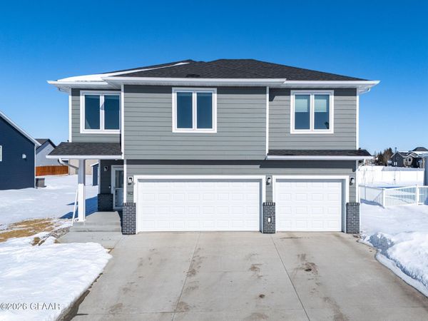 912 CEDAR BURLS Drive, Grand Forks, ND 58201