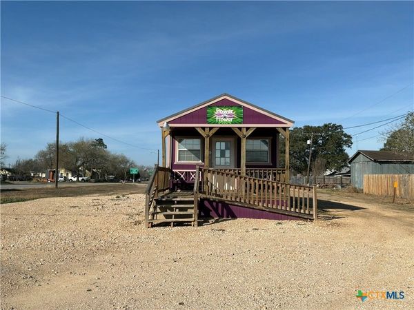 608 E Central Avenue, Nixon, TX 78140