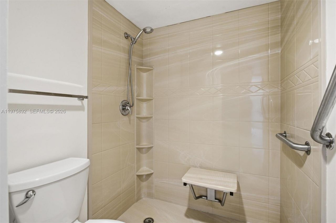 100 Bayview Dr, Unit 1106, Sunny Isles Beach, FL 33160 Photo