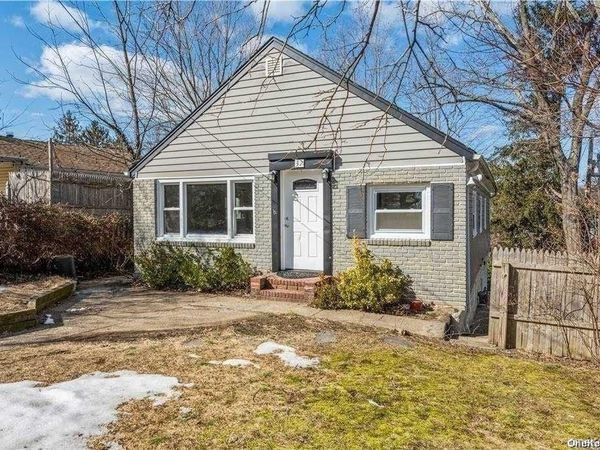 32 Grove Street, Glenwood Landing, NY 11547