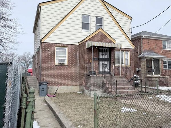 165-25 Union Turnpike , Fresh Meadows, NY 11366