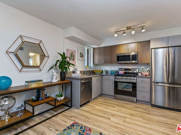 6640 Woodley Avenue, Unit 215, Van Nuys, CA 91406