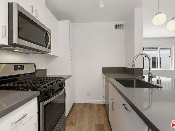 6736 Woodley Avenue, Unit 11, Van Nuys, CA 91406