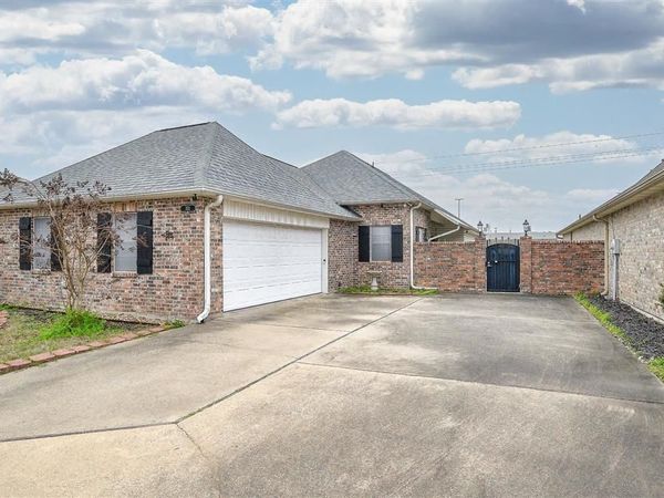 203 Pecanwood Drive, Lake Charles, LA 70605