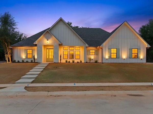 17300 Woodcrest Circle, Lindale, TX 75771