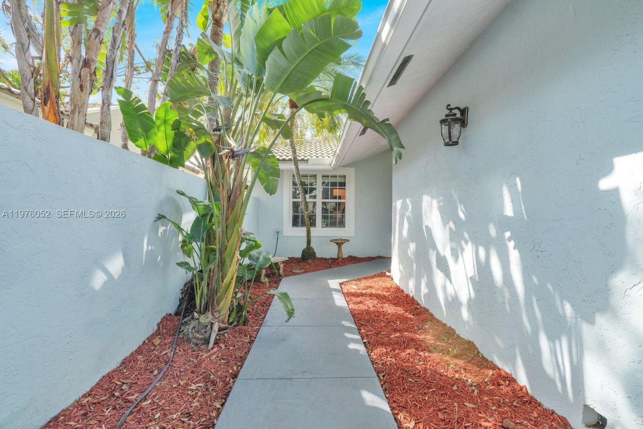 2091 Island Cir, Weston, FL 33326 Photo