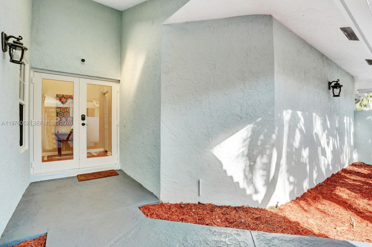 2091 Island Cir, Weston, FL 33326 Photo