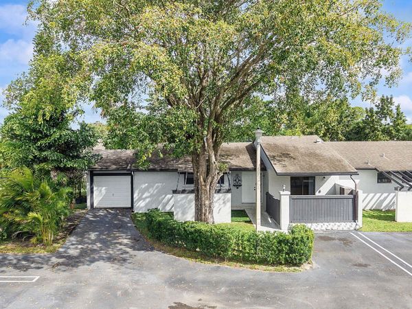 107 Conaskonk Circle, Royal Palm Beach, FL 33411