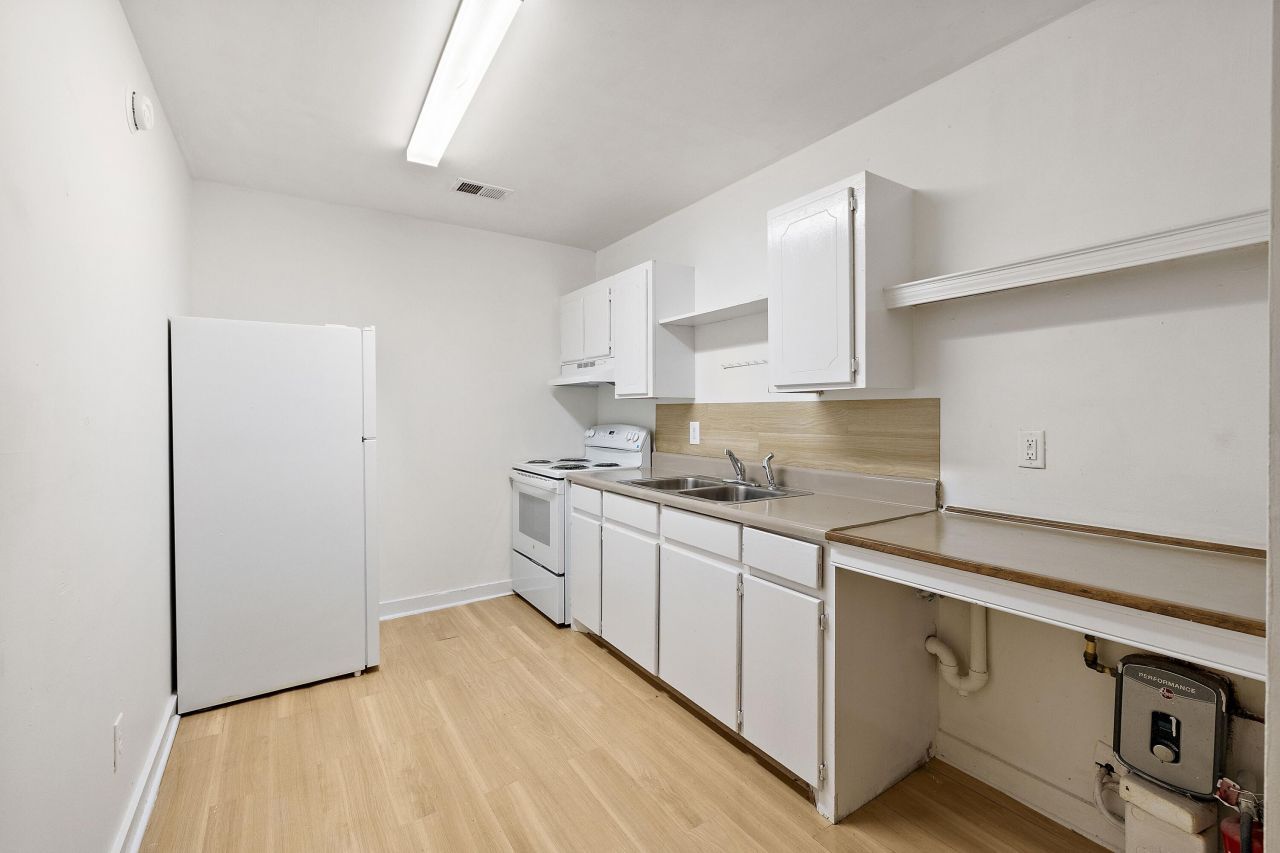 1093 King Street Photo 4