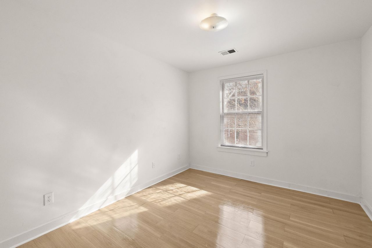 1093 King Street Photo 5