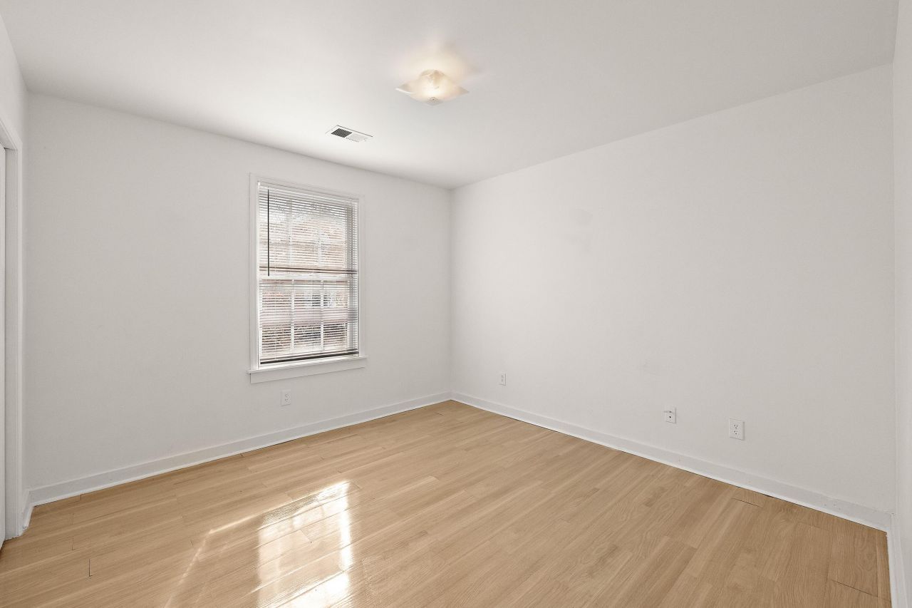 1093 King Street Photo 6