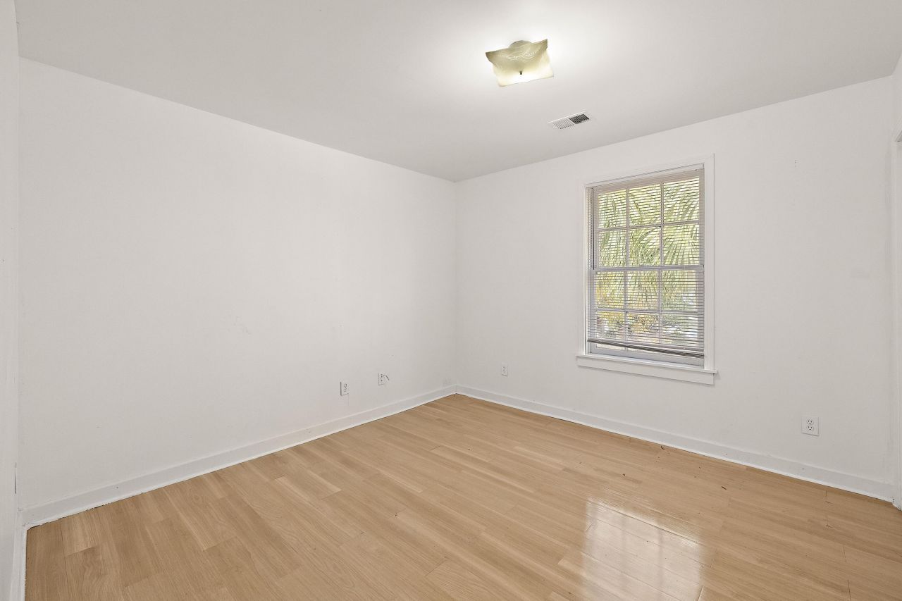 1093 King Street Photo 7