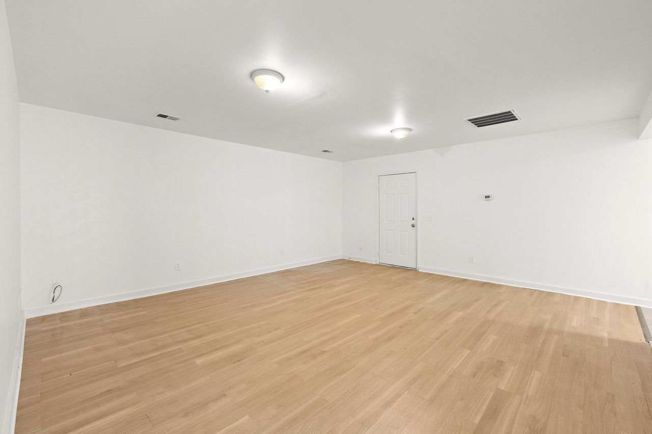 1093 King Street Photo 9