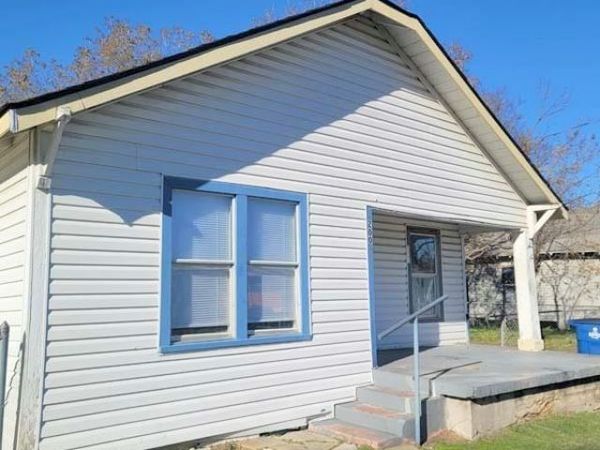 200 E Crockett Street, Ennis, TX 75119