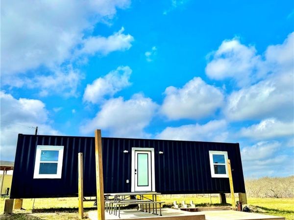 1118 CR 447 , Waelder, TX 78959