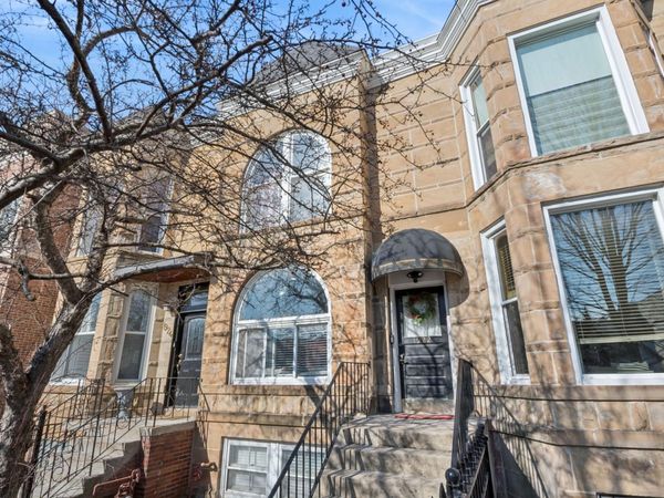 1922 W Wolfram Street, Chicago, IL 60657