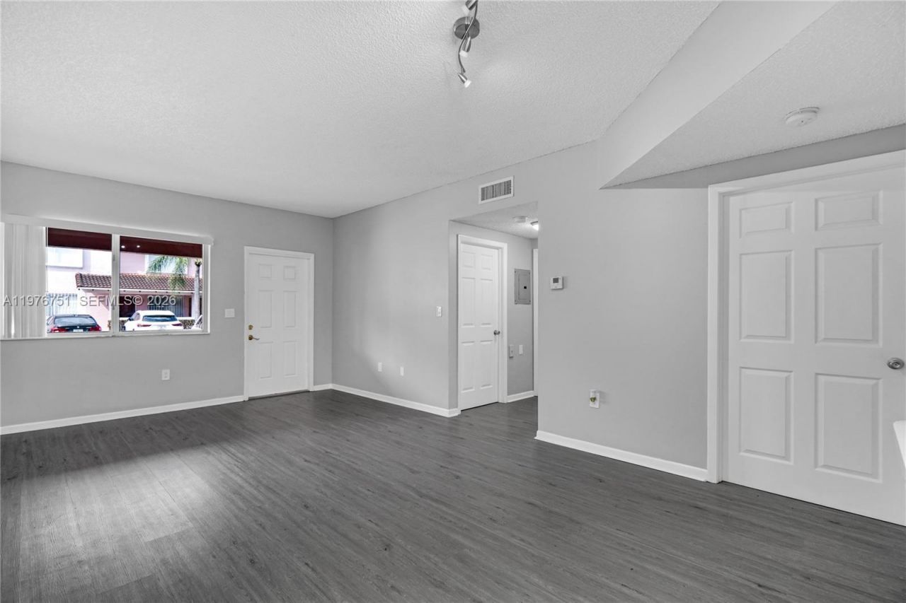 8021 Lake Dr , Unit 102, Doral, FL 33166 Photo