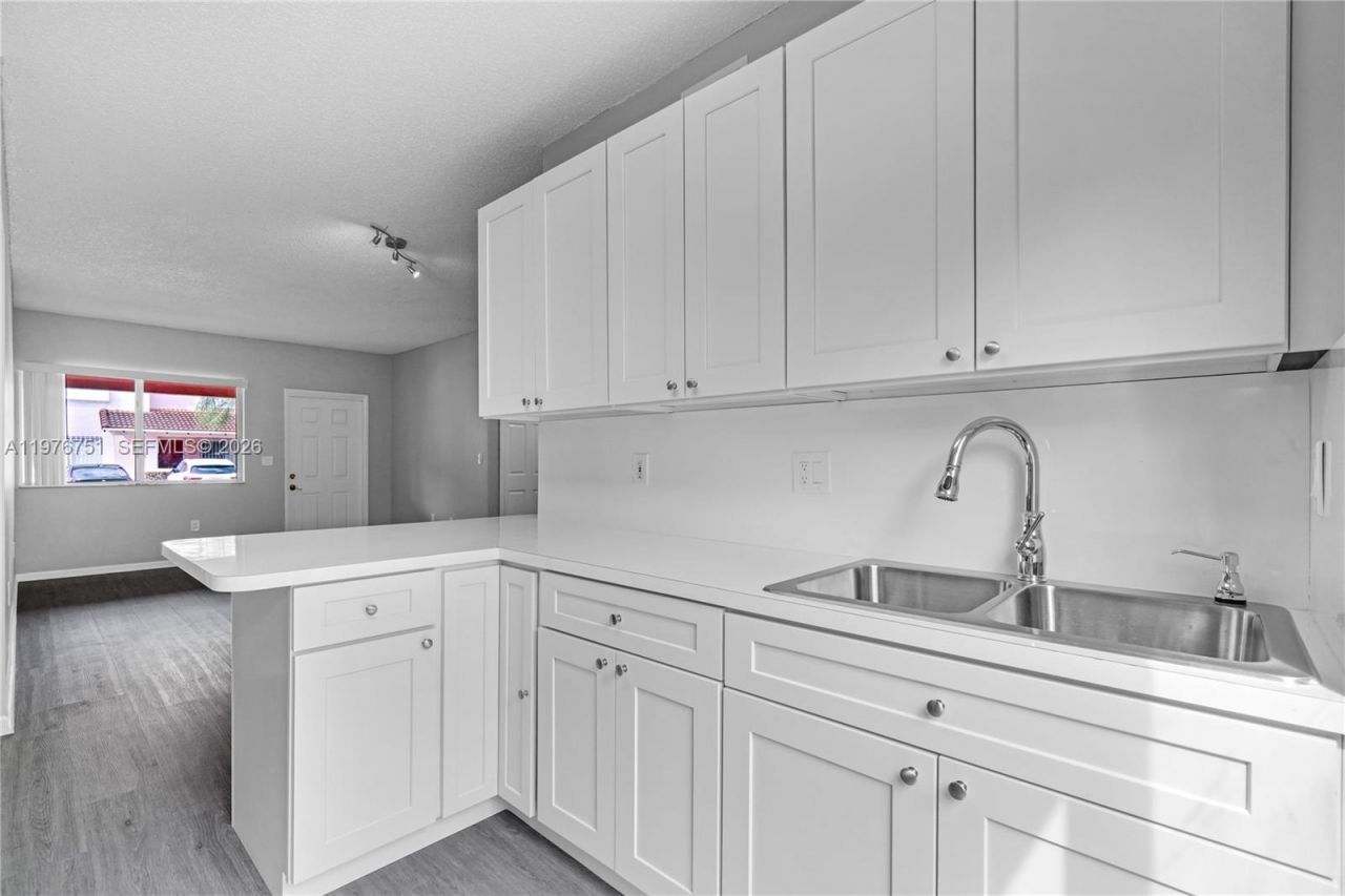 8021 Lake Dr , Unit 102, Doral, FL 33166 Photo