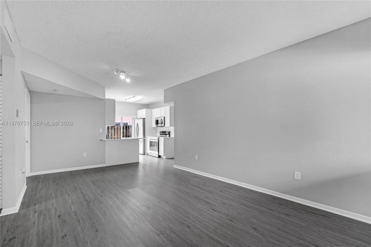 8021 Lake Dr , Unit 102, Doral, FL 33166 Photo