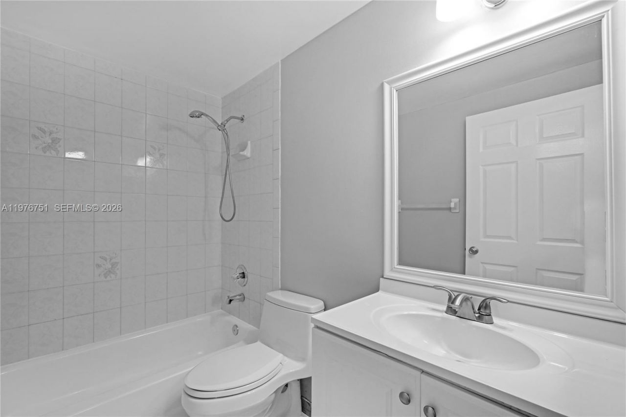 8021 Lake Dr , Unit 102, Doral, FL 33166 Photo