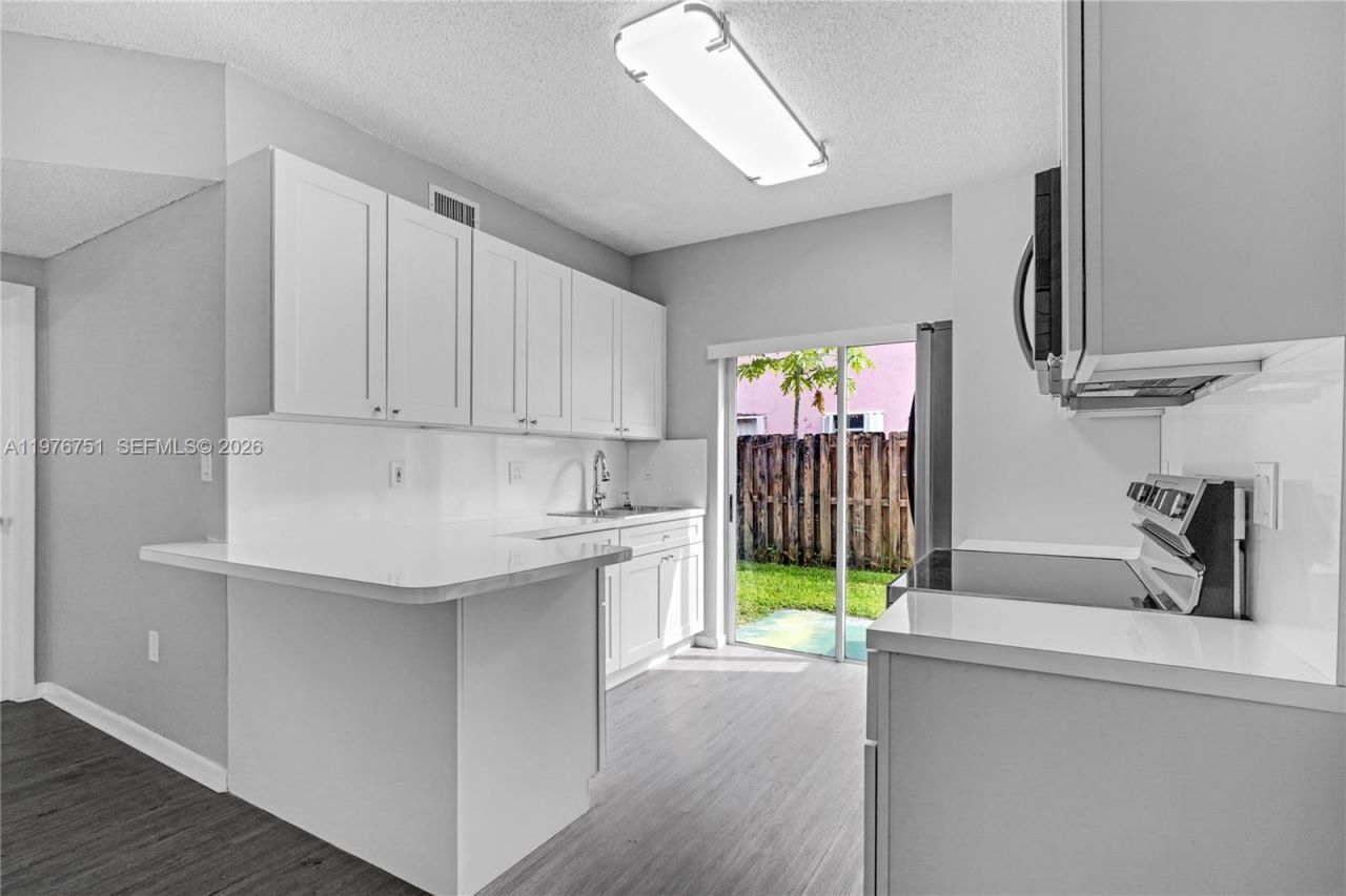 8021 Lake Dr , Unit 102, Doral, FL 33166 Photo