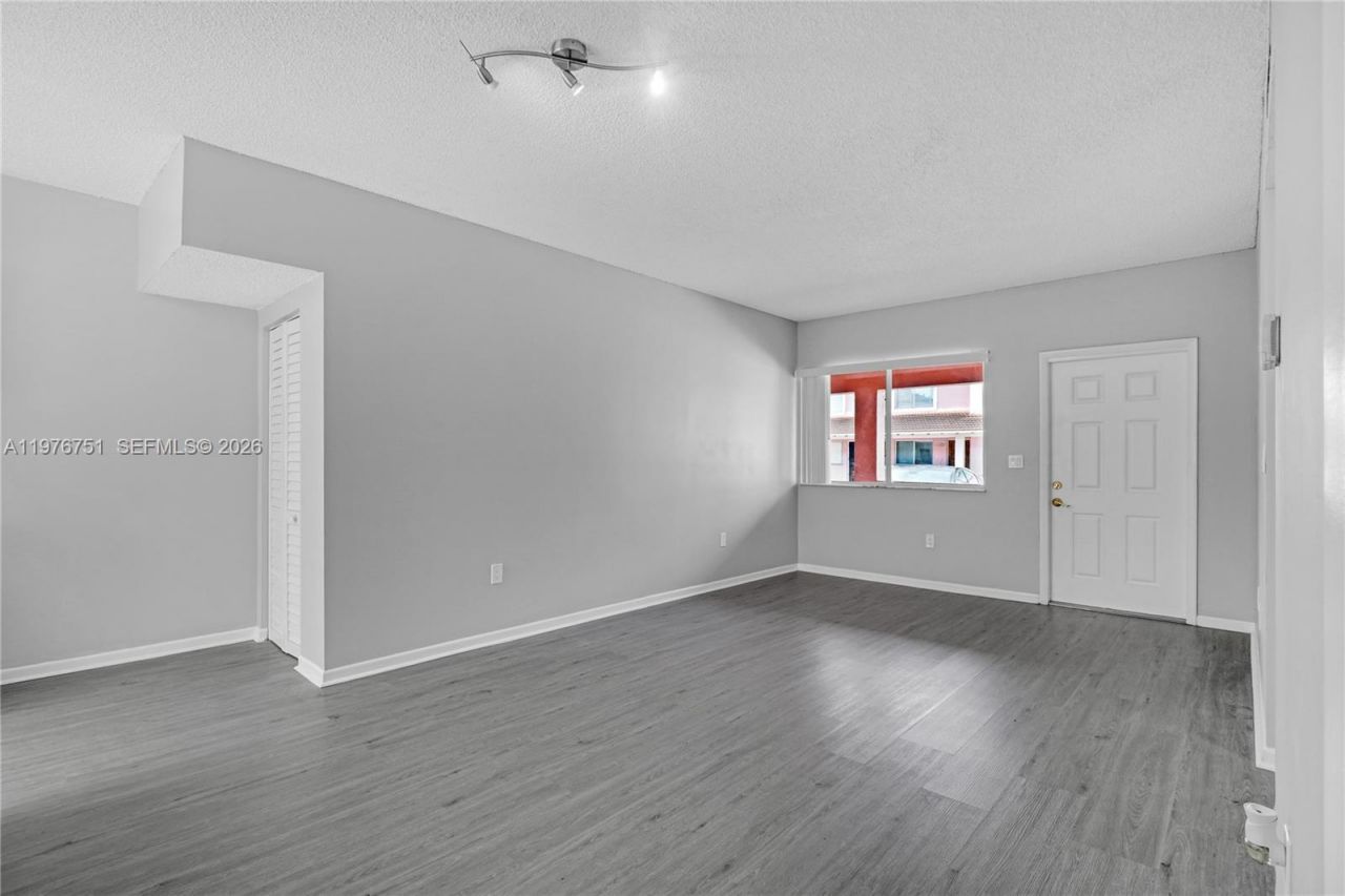 8021 Lake Dr , Unit 102, Doral, FL 33166 Photo