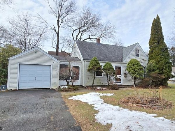 21 Romondt Rd, Pequannock, NJ 07444
