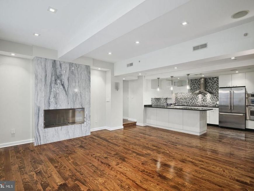 1737 39 Chestnut Street, Unit 301, Philadelphia, PA 19103 Main Photo