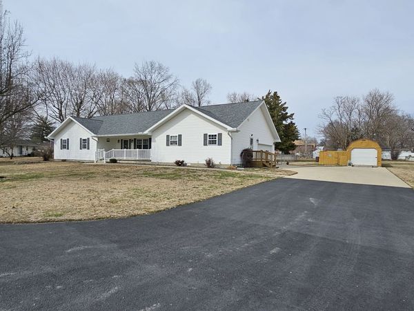 204 W Greenwalt Street , Wayne City, IL 62895