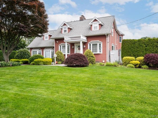 18 Loring Road , Levittown, NY 11756