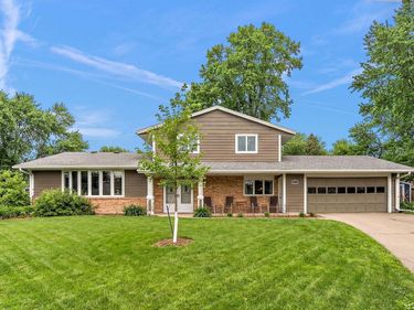 953 Lydia Avenue W, Roseville, MN 55113