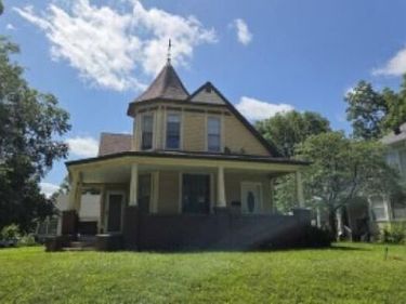 2001 1ST Avenue, IA 50220