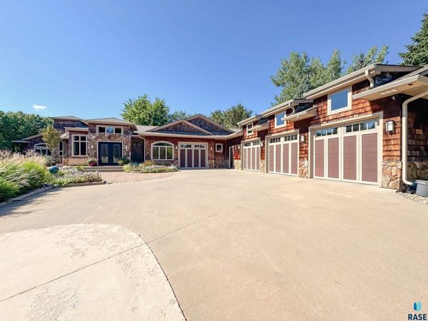 411 S Country Club Ave, Brandon, SD 57005