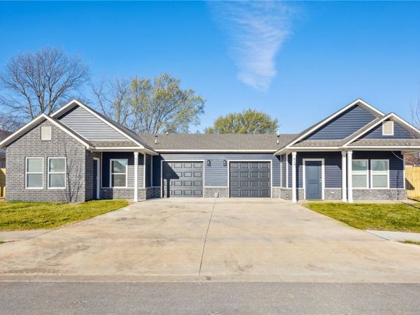 800 Valley Oaks Lane , Centerton, AR 72719