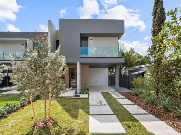 2982 SW 2nd St , Miami, FL 33135