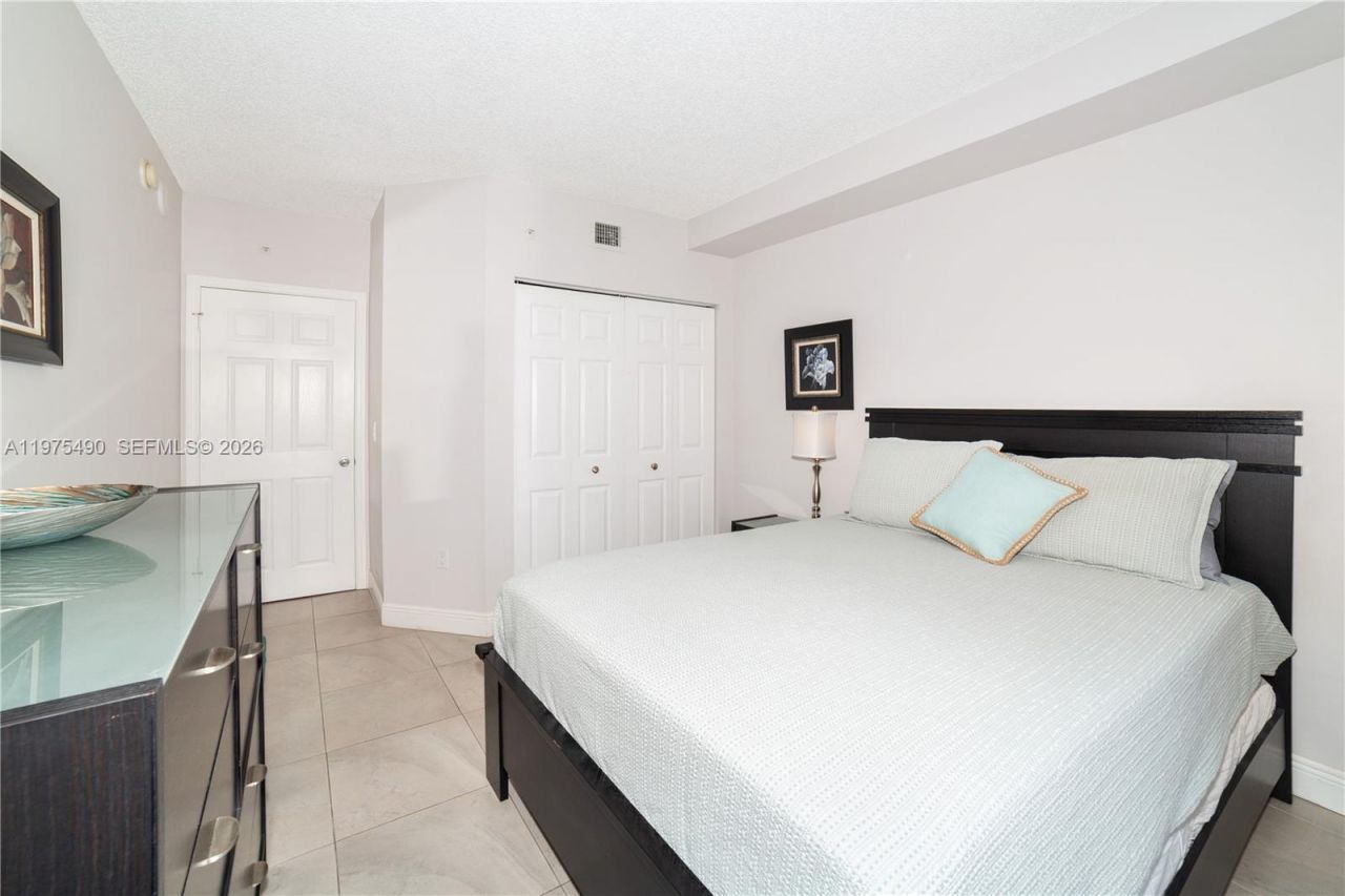 17100 N Bay Rd , Unit 1802, Sunny Isles Beach, FL 33160 Photo