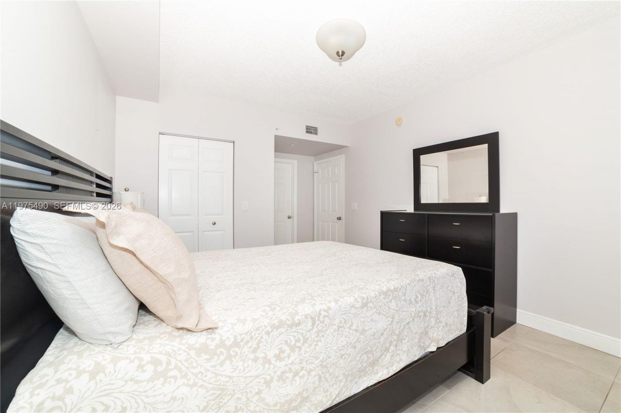 17100 N Bay Rd , Unit 1802, Sunny Isles Beach, FL 33160 Photo