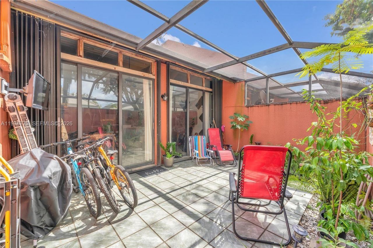 1490 Laguna Ln, Pembroke Pines, FL 33026 Photo