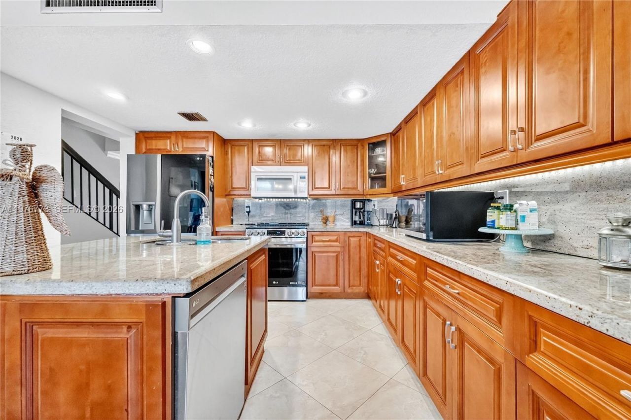 1490 Laguna Ln, Pembroke Pines, FL 33026 Photo