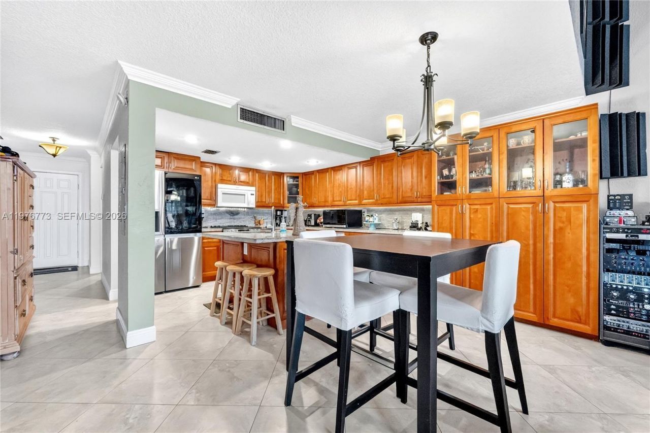 1490 Laguna Ln, Pembroke Pines, FL 33026 Photo