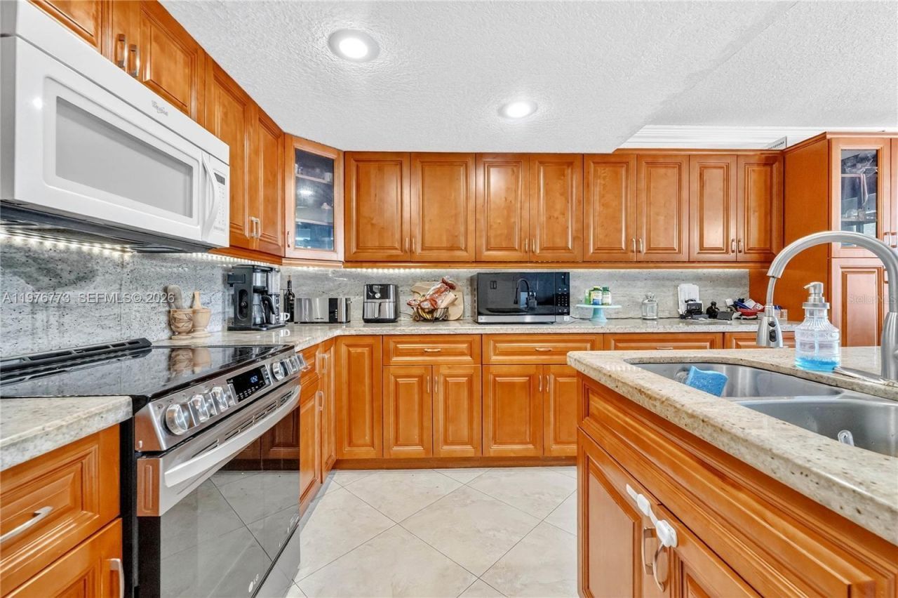 1490 Laguna Ln, Pembroke Pines, FL 33026 Photo