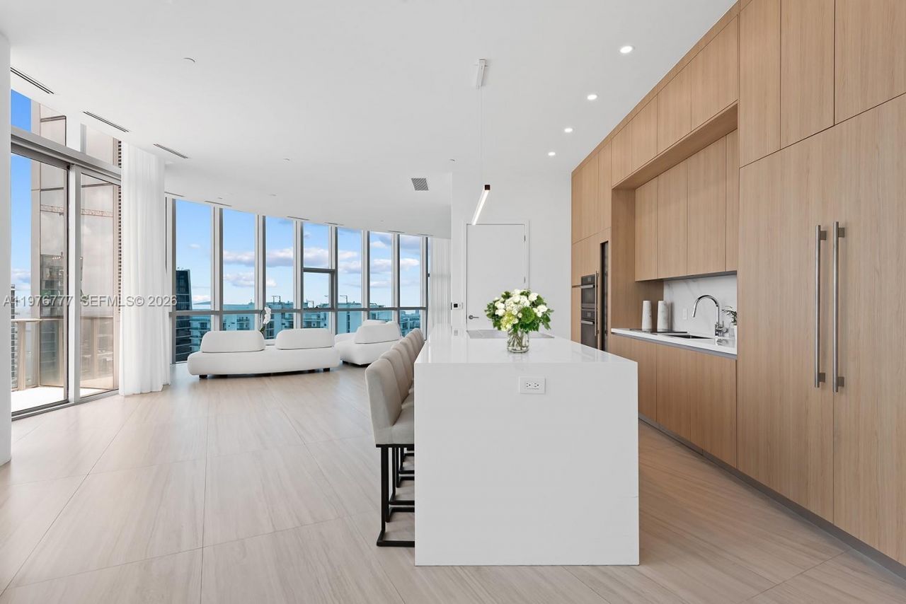 851 NE 1st Ave, Unit PH 5700, Miami, FL 33132 Photo